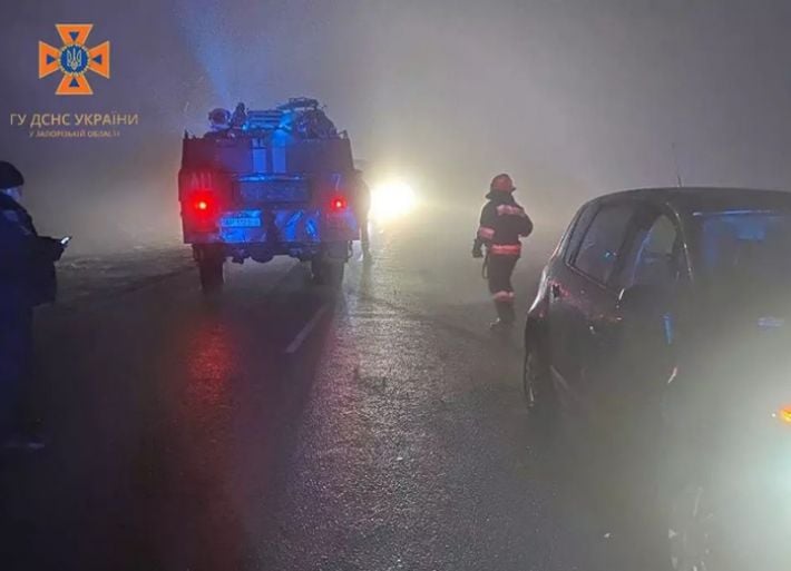 Запорожские спасатели помогали водителям с буксировкой автомобилей из-за непогоды