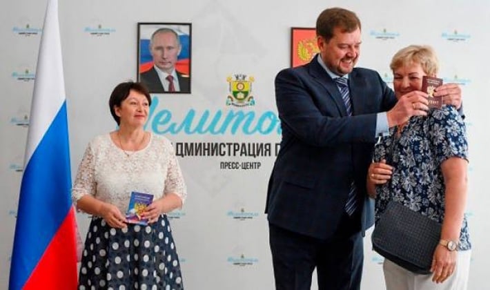 Жители Мелитополя массово требуют заменить липовые российские паспорта и бракованные банковские карточки