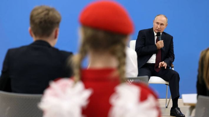 Мелитопольских школьников заставят изучать интервью кремлевского карлика пропагандисту Карлсону