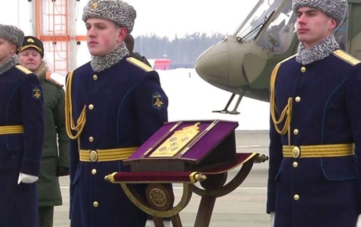 После уничтожения самолетов: Путин подарил ВКС икону