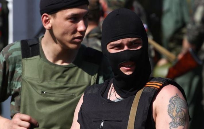 В Мариуполе оккупанты запугивают людей под "выборы": задерживают на камеры якобы за "шпионаж"