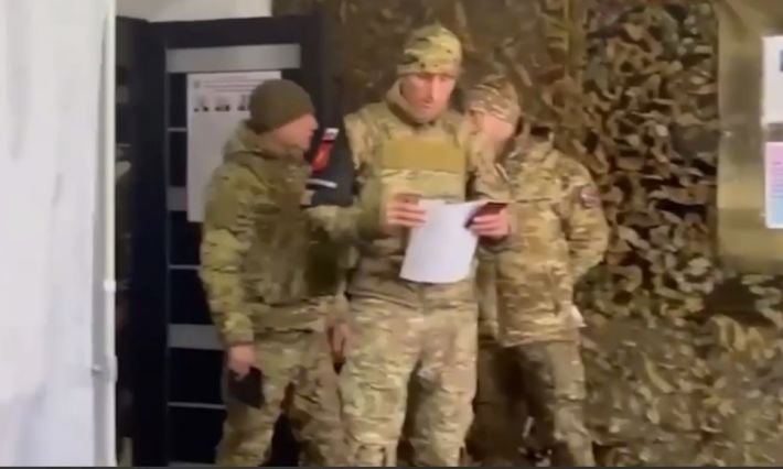 В Мелитополе члены избиркома не знают соперников путина на выборах, а вояк заставляют голосовать дважды