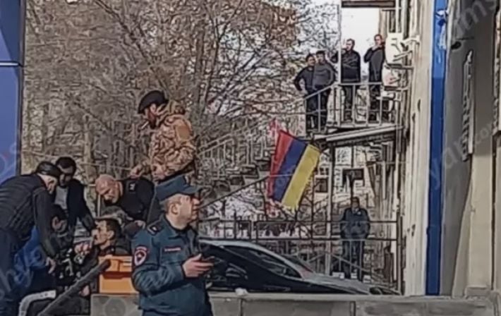 В Ереване возле отделения полиции раздался взрыв