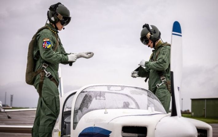 В Британии показали фото по выпуску первых пилотов ВСУ, обучавшихся на F-16