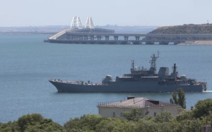 Взрывы в Крыму: ВСУ подбили два крупных десантных корабля россиян