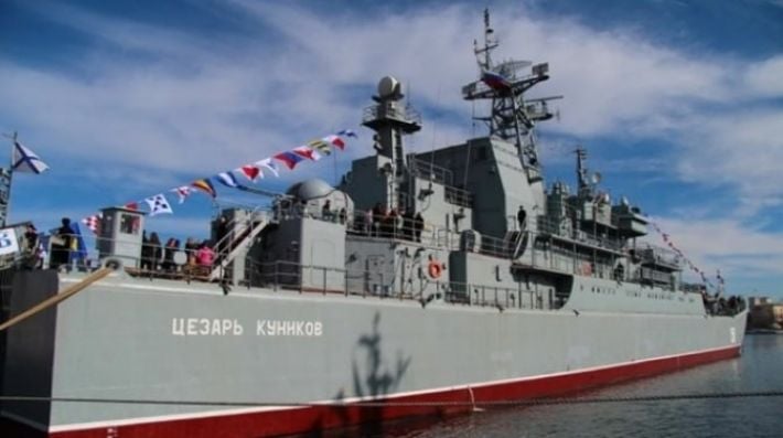 Уничтожение корабля Цезарь Куников: соцсети показали видео