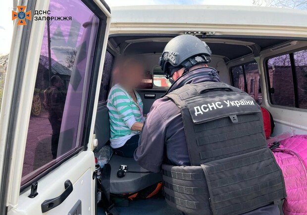Внаслідок російських обстрілів в Оріхові зруйновано будинок: троє людей опинилися під завалами. 