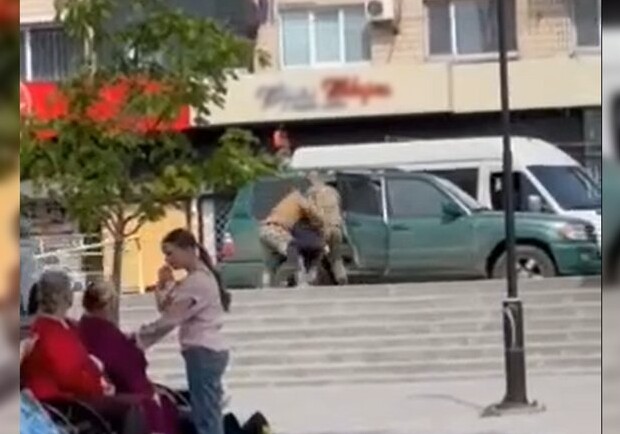 В ТЦК заперечили причетність своїх співробітників до заштовхування чоловіка в авто в Запоріжжі. 
