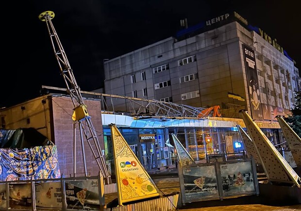 Повалені дерева та зруйновані електромережі: у Запоріжжі усувають наслідки негоди. 