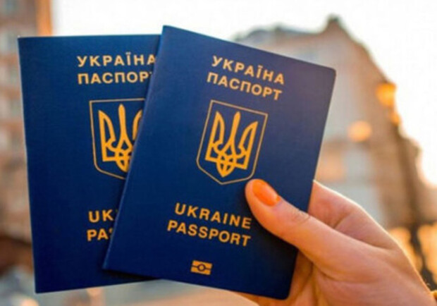 Все про обмеження консульських послуг для чоловіків із України за кордоном: роз'яснення МЗС. 