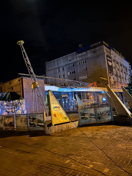 Повалені дерева та зруйновані електромережі: у Запоріжжі усувають наслідки негоди.
