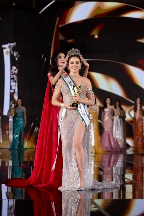 Киянка Ангеліна Усанова перемогла на конкурсі Miss Eco International-2024 в Єгипті.