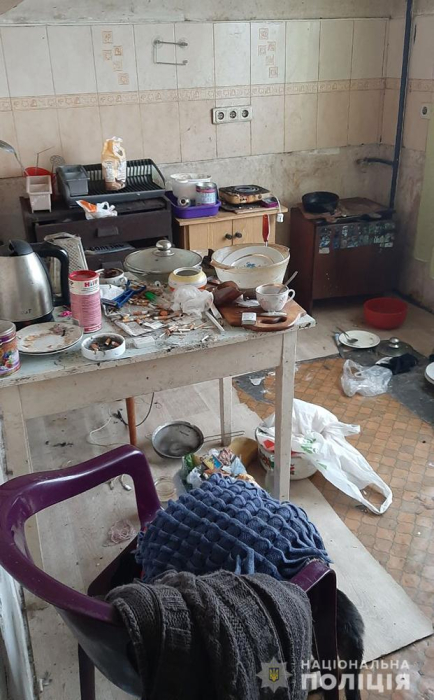 У таких умовах жила дитина. Фото: ГУНП