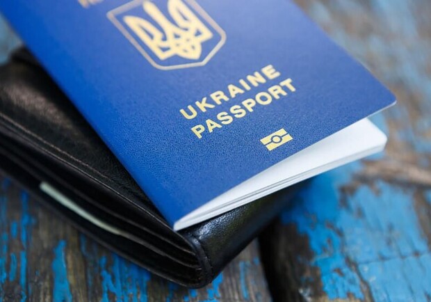 МЗС наказало припинити тимчасово вчинення консульських дій щодо чоловіків призовного віку. 