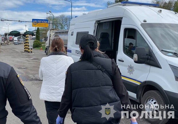 Продала сина за 600 гривень та втікла закордон: в Україну екстрадували мешканку Запоріжжя. 