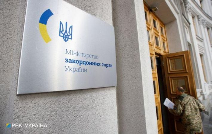 Не касается консульств. МИД разъяснил решение Кабмина по паспортам мужчинам за рубежом