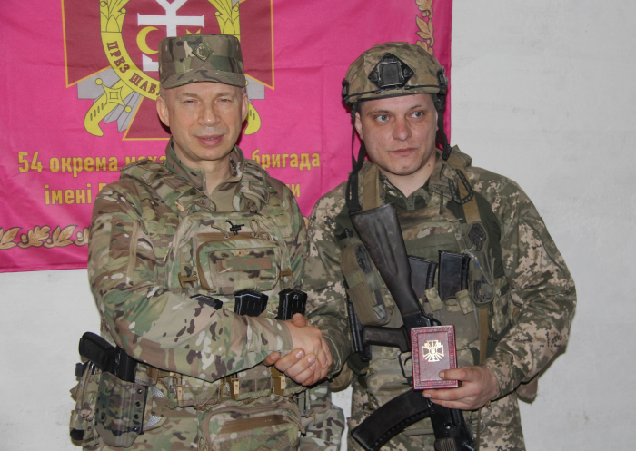 Військовий із Запорізької області отримав медаль від Головнокомандувача ЗСУ Сирського.