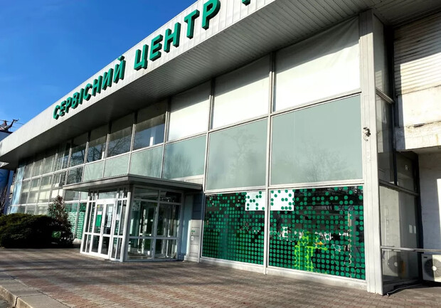 У Запоріжжі сервісний центр МВС потрапив під ракетний удар РФ та тимчасово припинив роботу. 