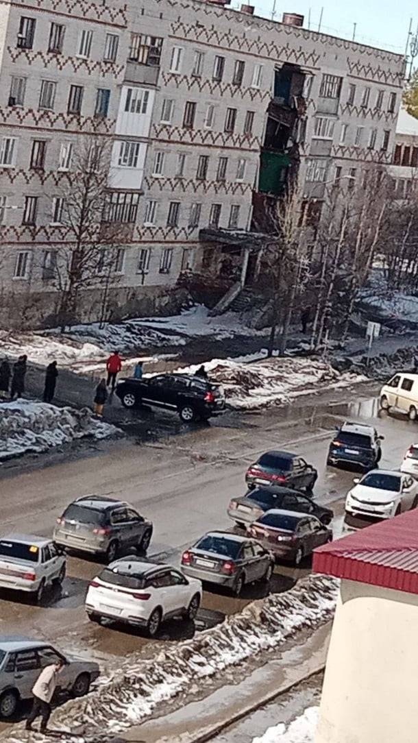 Під завалами можуть бути люди.