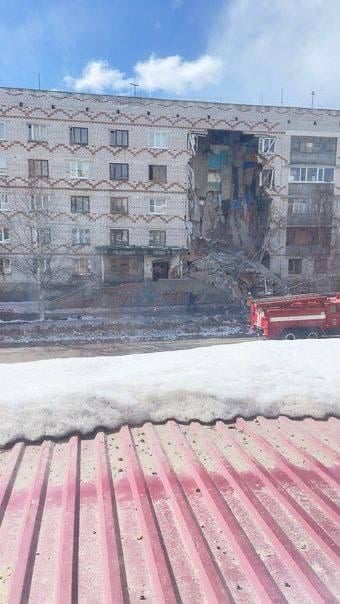 Під завалами можуть бути люди.