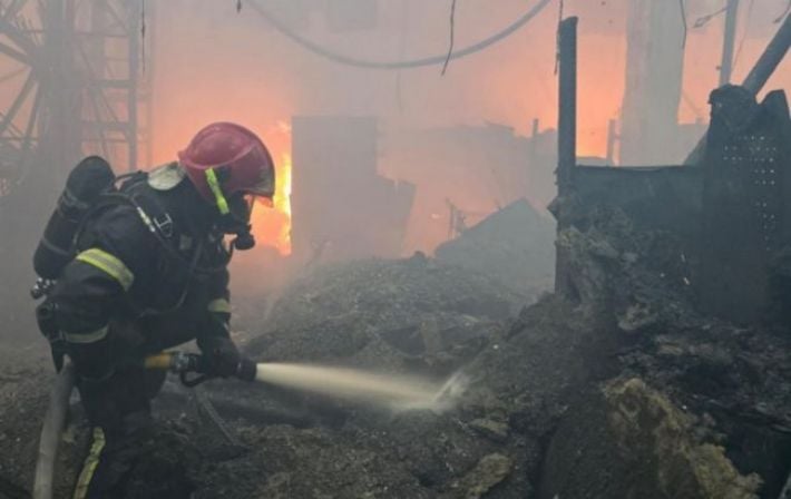 Удар по "Эпицентру" произошел во время эвакуации, 11 сотрудников не выходят на связь