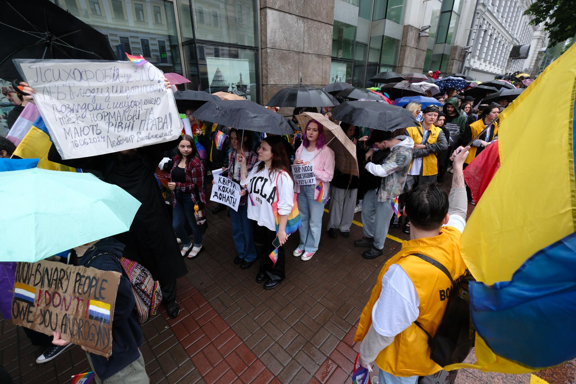 "Гомофобія - це Росія". Як проходив ЛГБТ-прайд у Києві