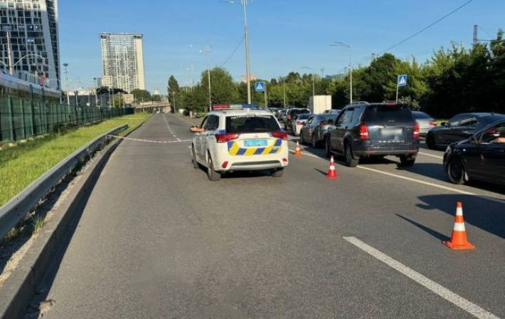 В Киеве обвалилась часть Воздухофлотского путепровода