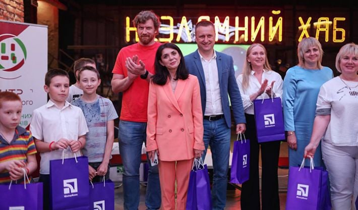 В Запорожье школьникам ко Дню защиты детей раздали подержанные планшеты - нужна ли такая благотворительность