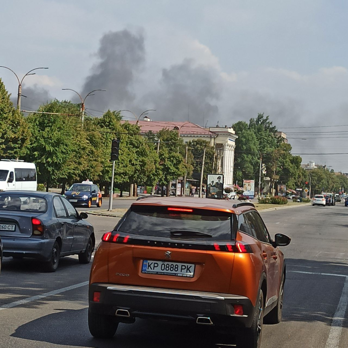 На Центральному ринку Запоріжжя пролунали вибухи та зайнялася сильна пожежа.