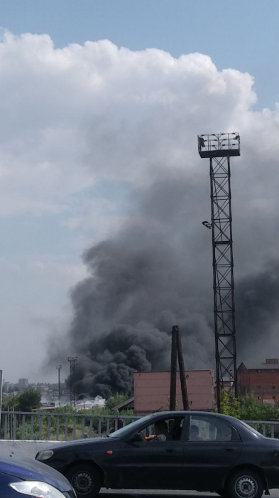На Центральному ринку Запоріжжя пролунали вибухи та зайнялася сильна пожежа.