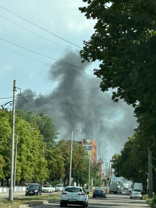 На Центральному ринку Запоріжжя пролунали вибухи та зайнялася сильна пожежа.