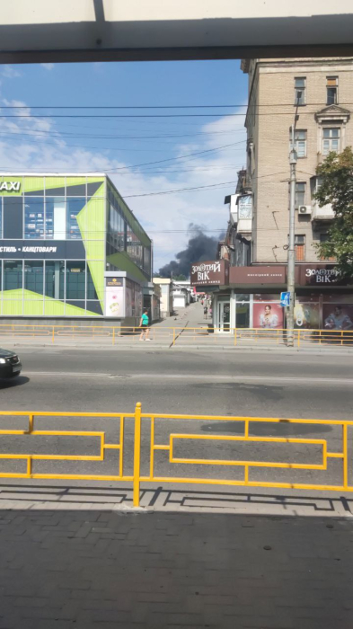 На Центральному ринку Запоріжжя пролунали вибухи та зайнялася сильна пожежа.