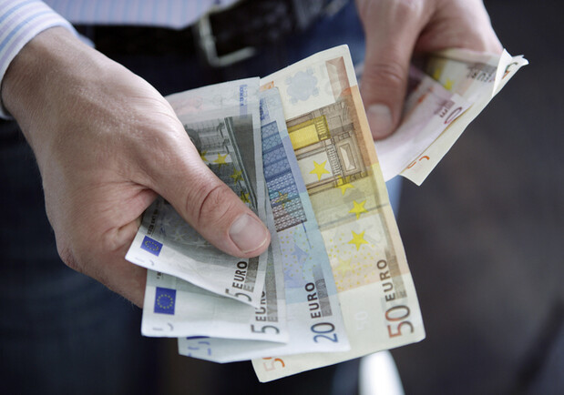 Курс валют в Україні 24 липня 2024 року: скільки коштує долар і євро.