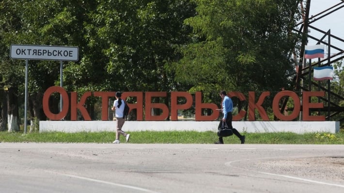 В Крыму горят склады у аэродрома "Октябрьское": ж/д остановили из-за детонации