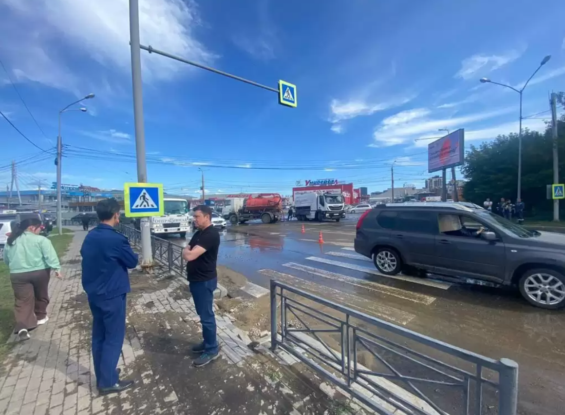 Річка з нечистот затопила міську набережну та потрапила в Ангару.