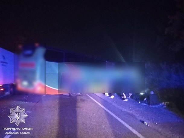 Рух на дорозі перекрито. Автомобілі скеровують через Винники.