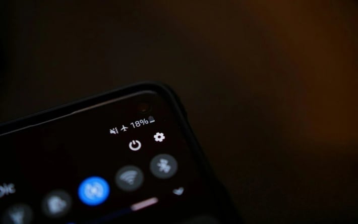 Пилот самолета объяснил, что произойдет, если пассажиры не включат режим полета на смартфоне