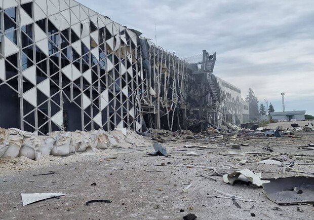 Російські пабліки розганяють фейки про "здачу Запоріжжя": навіщо перевозять майно. 