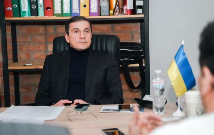 Нардеп организовал своим знакомым незаконный выезд за границу и получил подозрение