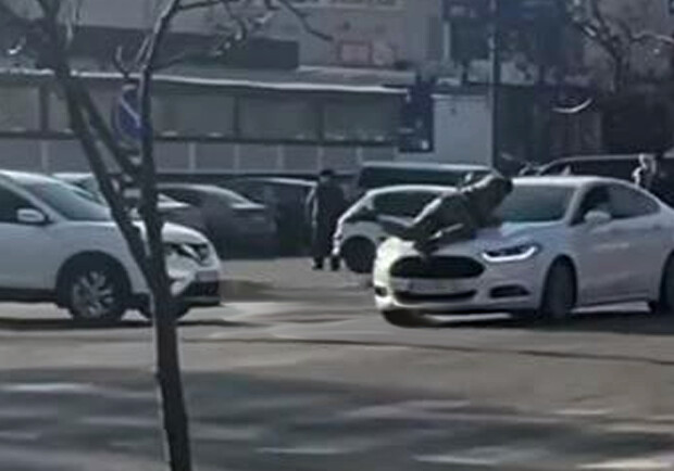 У Запоріжжі на Космосі автомобіль протягнув військового на капоті: що з постраждалим - фото з соцмереж