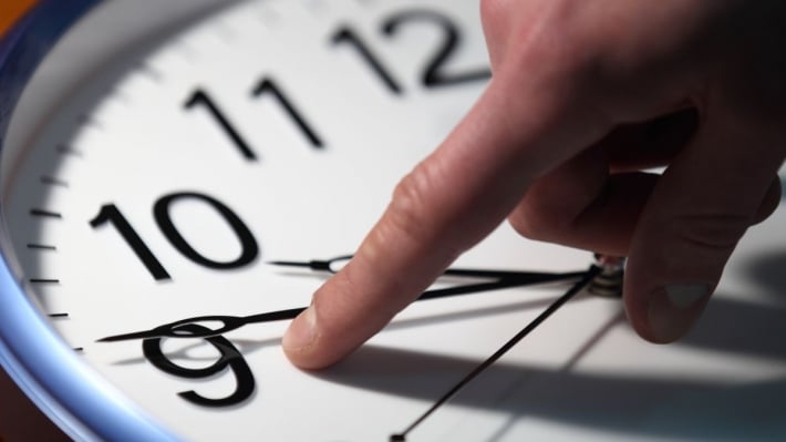 На час вперед или назад? Украина ночью переходит на летнее время