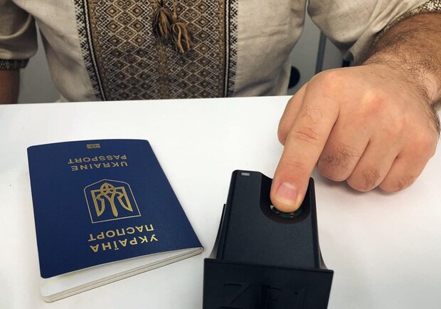 Українцям за кордоном спростили оформлення паспортів. 
