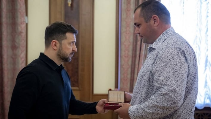 Энергетик из прифронтового Запорожья получил государственную награду за работу под обстрелами