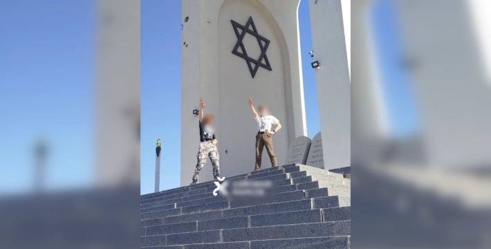 Показали нацистские жесты: на Харьковщине подростки осквернили мемориал жертвам Холокоста