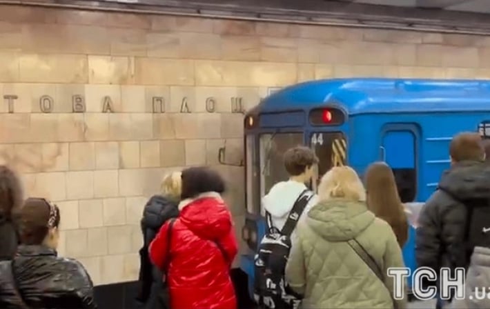 У метро Киева пассажирка попала под поезд