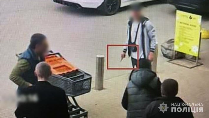В Запорожье мужчина вступился за незнакомую девушку и получил удар ножом