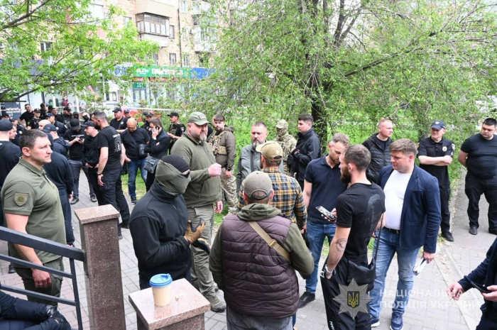 У центрі Запоріжжя біля "Інтуриста" зібралися юнаки в балаклавах та поліція: що відбувається.