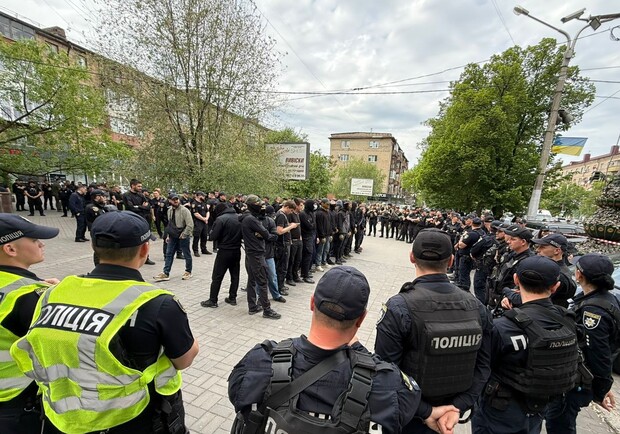 У центрі Запоріжжя біля "Інтуриста" зібралися юнаки в балаклавах та поліція: що відбувається. 