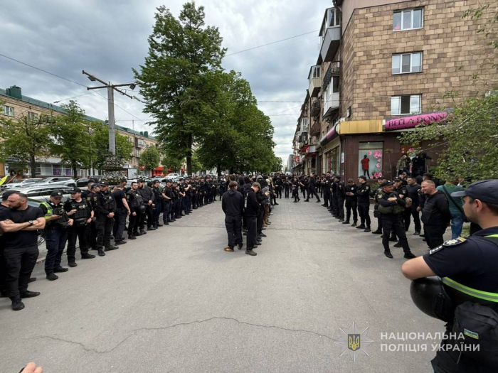 У центрі Запоріжжя біля "Інтуриста" зібралися юнаки в балаклавах та поліція: що відбувається.
