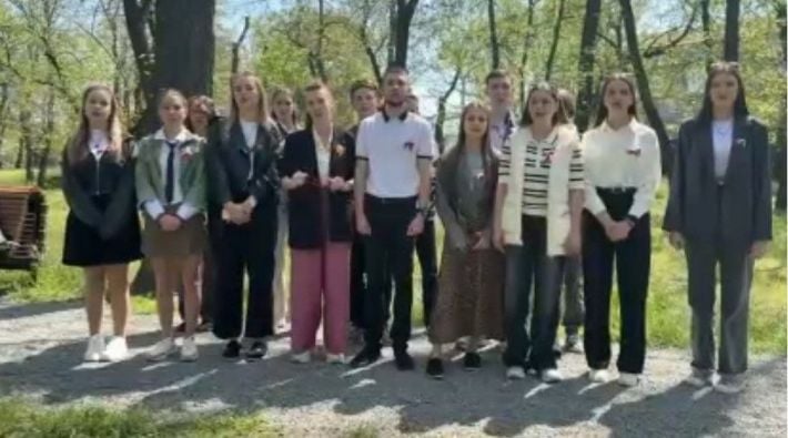 Дедов сменили песни — оккупанты в Мелитополе отправили детей на обочину